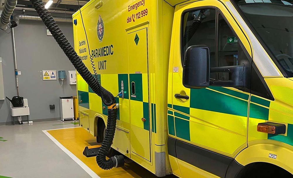 Avgasutsug kopplat till ambulans