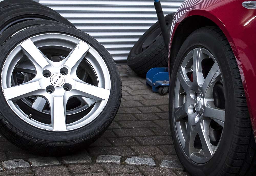 Laga punktering bildäck skum