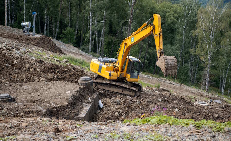 förenklat uttryckt kan man säga att anläggningsprojekt bereder väg för stundande byggprojekt utifall detta omfattar en konstruktion byggnad eller dylikt