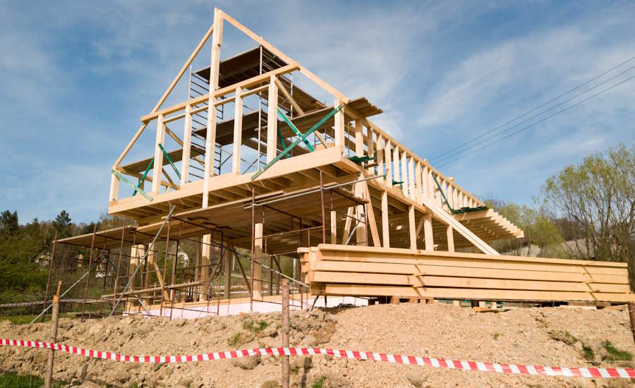 husbygge ett typiskt byggprojekt vilket i detta fall avser arbetet med att uppföra fastigheten på en redan förberedd mark