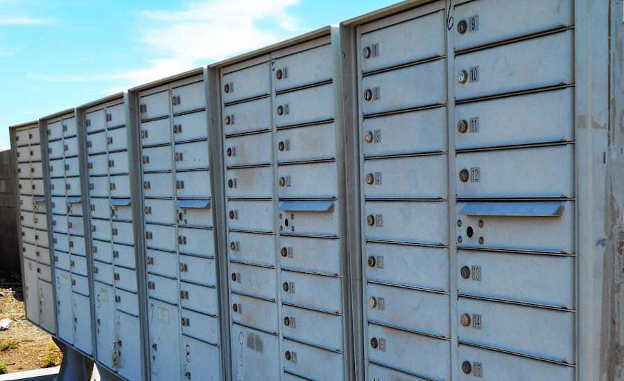 postboxar utomhus är i de flesta fall inga problem och ger dessutom brevbäraren flera fördelar såsom effektivare utdelning och mindre behov av åtkomst till trapphuset man får dock som fastighetsägare planera in löpande underhåll vad gäller rengöring